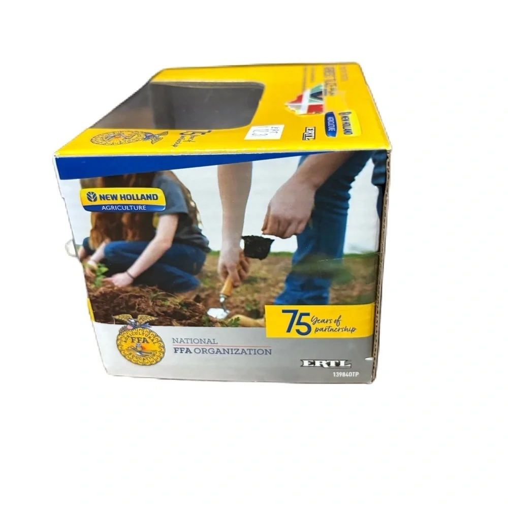 1/64 New Holland T8.435 Tractor With Front Wheel Assist & Duals NEW ERTL